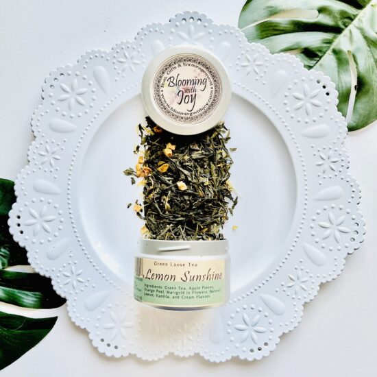 Experience the uplifting blend of Lemon Sunshine Green Tea, crafted with green tea, apple pieces, orange peel, marigold flowers, and natural lemon, vanilla, and cream flavors. With its creamy balance and refreshing citrus notes, it's the perfect pick-me-up for your afternoon.